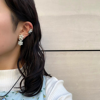 monotone flower clip on earrings