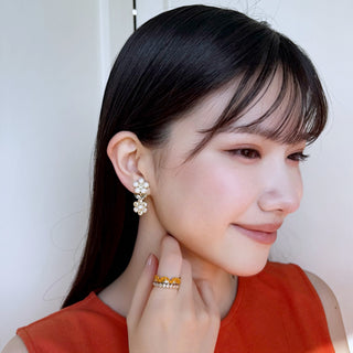 モノトーンフラワーピアス（ゴールド）