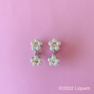Liquem / Mini pearl flower clip on earrings (cream yellow)