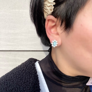 Shell bloom mini one earrings (Lagoon)