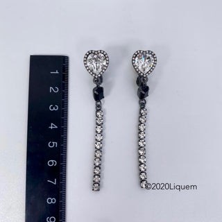 Liquem / Black Heart Stick earrings